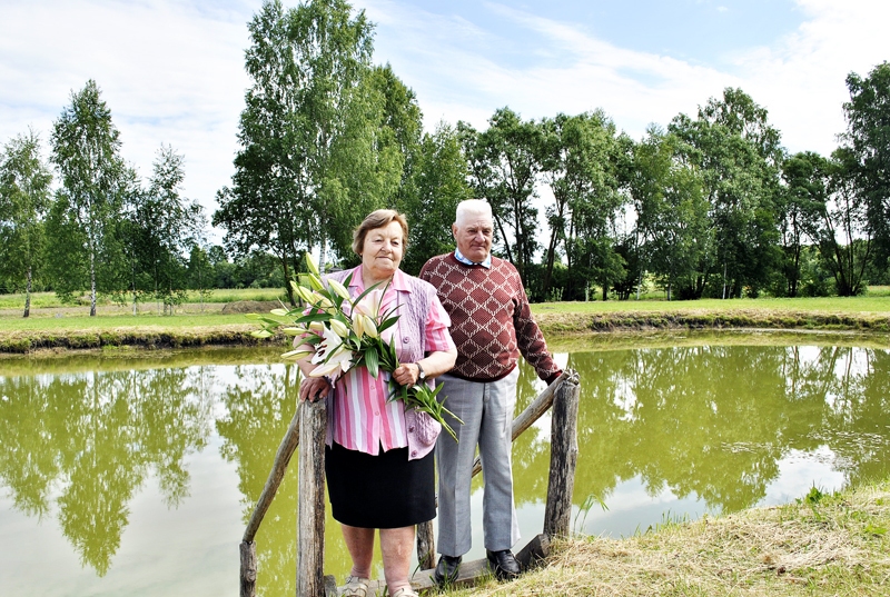 Jubilārei Irēnai Zaborskai un viņas vīram Edmundam šī vasara ir īpaša – tiek svinētas trīs apaļas jubilejas.
Autors: Māris Krūmiņš