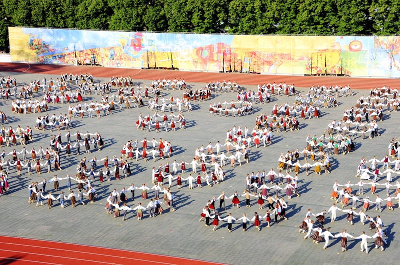 Pirms pieciem gadiem X Latvijas Skolu jaunatnes dziesmu un deju svētkos mūsu novadus pārstāvēja ap
800 skolēnu, šogad dalībnieku pulks pārsniedz tūkstoti. 
Autors: no «Bauskas Dzīves» arhīva