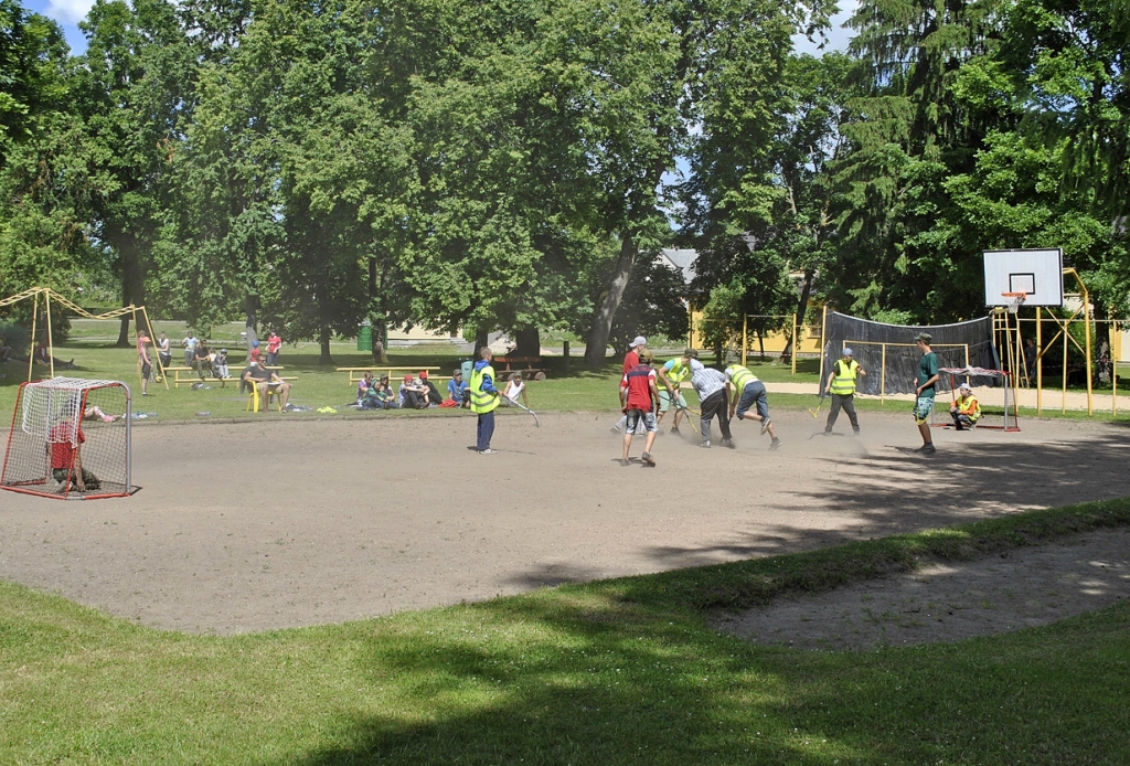 Florbols, šaušana, peintbols, orientēšanās sacensības un laivu regate. Tik daudz sportisko aktivitāšu bija sagatavots Bauskas, Vecumnieku, arī Rundāles novada jaunsargiem. 
Autors: Māris Krūmiņš