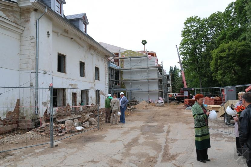 19.jūnijā tika atzīmēti Iecavas Mūzikas un mākslas skolas jaunās ēkas spāru svētki. 
Autors: iecava.lv