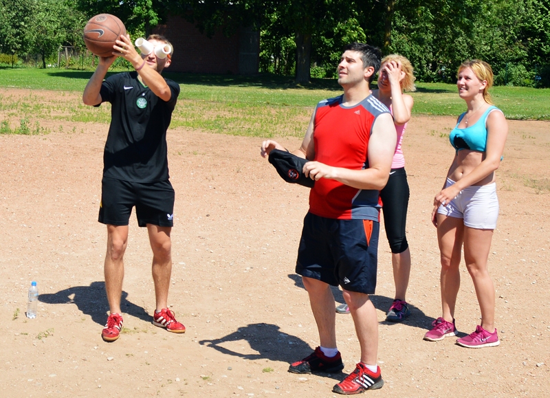 «Briļļu basketbolā» trāpīt grozā soda metienu traucēja plastmasas glāzītes uz acīm. 
Autors: Zane Gorškova