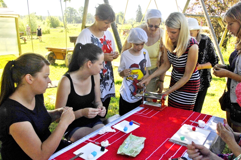 Lienes Beināres (otrā no labās) vadībā nometnes dalībnieces gatavo rotaslietas.
Autors: Ivars Bogdanovs