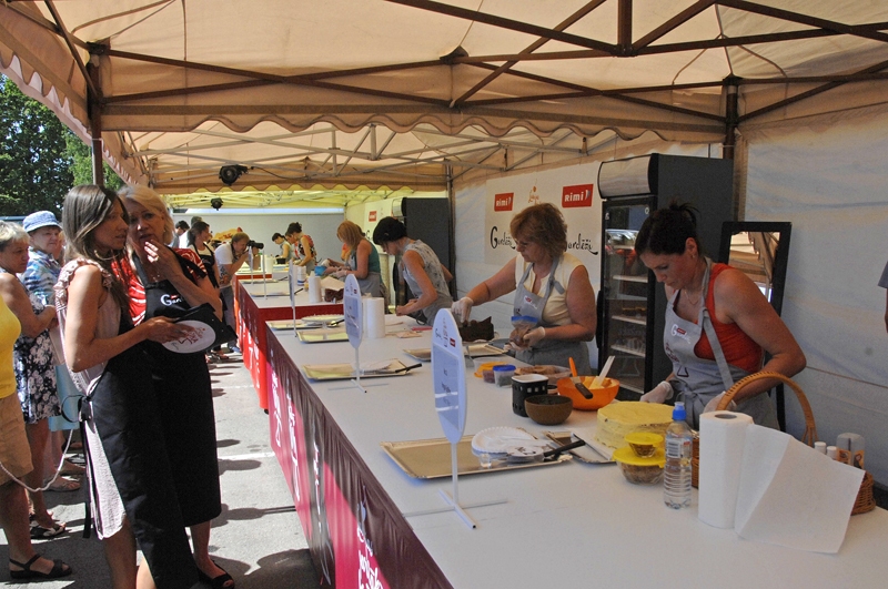 Pusfinālistēm tika dota aptuveni viena stunda, kuras laikā bija sevi jāpierāda labākās un gardākās tortes izgreznošanā.
Autors: Ivars Bogdanovs