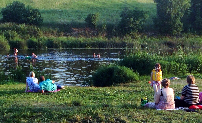 Apkārtnes ūdenstilpēs brīvdienās bija daudz atpūtnieku. Cilvēki priecājās par silto laiku, kas šogad iestājies vien jūlija sākumā.
Autors: Sandra Danosa