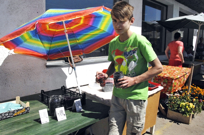 Ingmārs Kļava Bauzes tirgū pārdod paša lasītās meža ogas. Tā tiek lietderīgi pavadīts vasaras brīvlaiks.
Autors: Ivars Bogdanovs