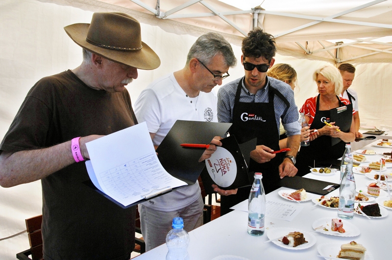 Konkursa «Latvijas gardākā kūka» pirmā reģionālā pusfināla žūrija: finansiste, kuras aizraušanās ir ēst gatavošana, Ilze Jurkāne, profesionāls pavārs Mārtiņš Sirmais, Bauskas novada domes priekšsēdētājs Raitis Ābelnieks un Kantrimūzikas asociācijas prezidents Uldis Ozoliņš.
Autors: Ivars Bogdanovs