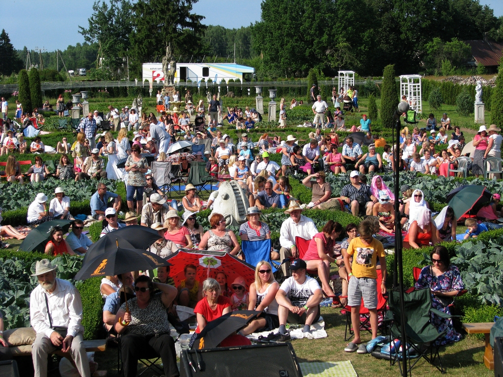 Apmeklētāji pamazām piepilda Bruknas muižas dārzu. 
Autors: Vilnis Auzāns