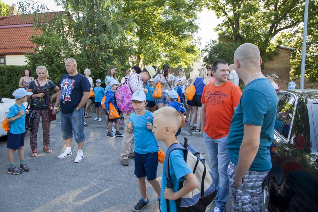 Māmiņas un tēti kuplā skaitā ar bažām sirdī pirmo reizi pavada savus putnēnus tālajā  dziesmu svētku ceļā.
Autors: No albuma.