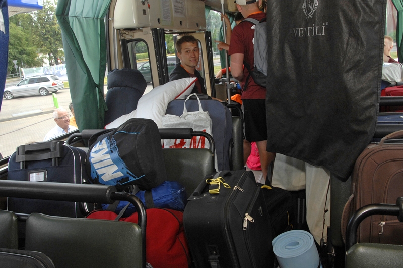 Pašvaldības atvēlētajā autobusā vieta ir tikai dejotāju līdzi paņemtajām mantām un tērpiem. Visiem kolektīva «Odziņa» dalībniekiem šeit vietas nepietiek.
Autors: Ivars Bogdanovs