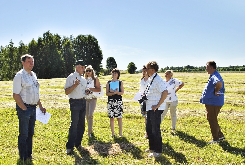 Andris Kalniņš (otrais no kreisās) Stelpes «Ozolos» komisijai izklāsta, kā veidota saimniecība, sadalot ganības, sējumus, zālājus, piemājas dārzu.
Autors: Māris Krūmiņš