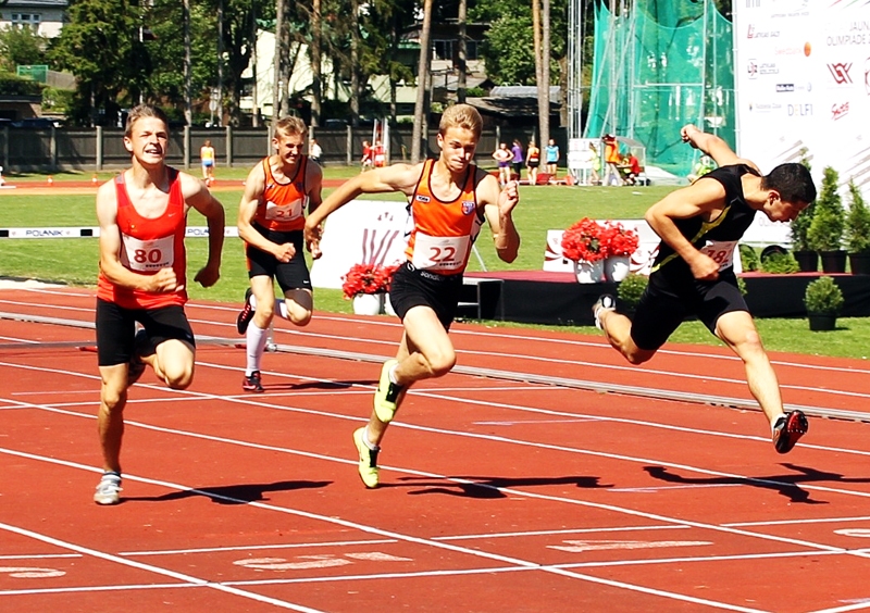 Einārs Lazdiņš (vidū) finišēja 110 metru barjerskrējiena finālā. Aizmugurē finišēja arī Haralds Ladusāns (21. numurs). 
Autors: Uldis Varnevičs 