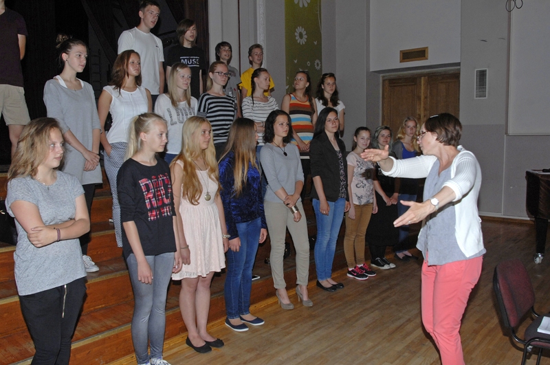 Mēģinājumu aizrautīgi vada diriģente Mārīte Jonkus. 
Autors: Ivars Bogdanovs