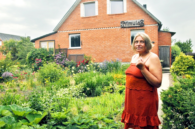 Olita Augstkalne mājas priekšā iedēstījusi krūmājus un iekopusi puķu dobes, otrpus mājai raženi aug sakņu dārziņā sastādītie labumi, ābeles un ogulāji.
Autors: Ivars Bogdanovs