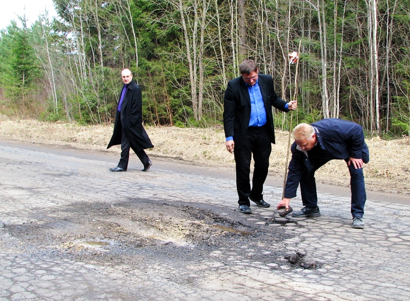 Bārbeles–Skaistkalnes ceļa asfalts ir tuvu sabrukumam. Par to pārliecinājušies ne tikai braucēji, bet arī dažāda līmeņa deputāti un speciālisti. Šī aina fiksēta 2013. gadā.
Autors: no «Bauskas Dzīves» arhīva.