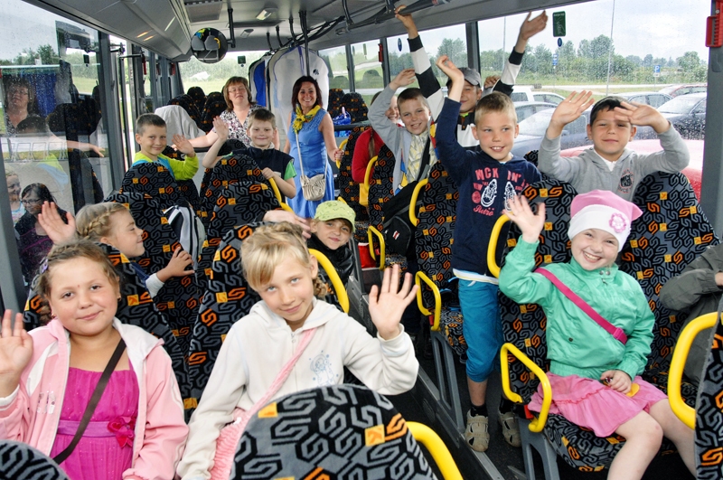 Pilsrundāles vidusskolas deju kolektīva «Madaras» dalībnieki ir priecīgi – viņiem priekšā vasaras skaistākais notikums – Skolēnu dziesmu un deju svētki. 
Autors: Ivars Bogdanovs