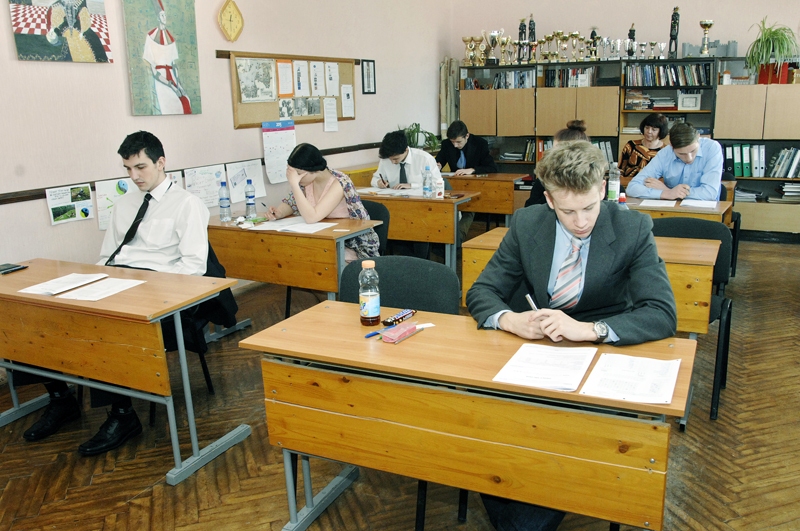 Vecumnieku novada Misas vidusskolas audzēkņi kārto centralizētos eksāmenus.Foto – 
Autors: Ivars Bogdanovs
