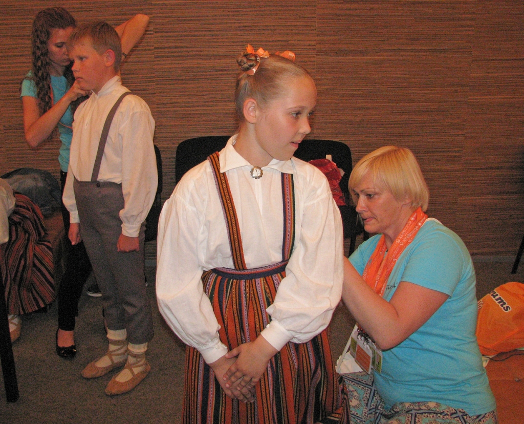Skolotājas Zane Stankeviča un Aiva Skaldere pirms uzstāšanās sapoš mazos dejotājus. 
Autors: Vilnis Auzāns