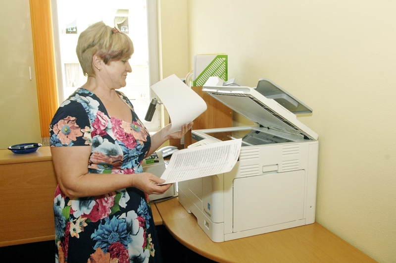 Rita Laiškone, kasiere Saulaines pakalpojumu punktā, ir apmierināta ar jauno daudzfunkcionālo iekārtu. 
Autors: Ivars Bogdanovs