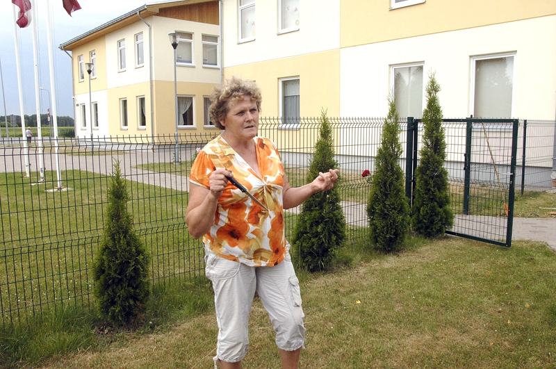 Brigita Seškēna, PII «Mārpuķīte» saimnieciskās daļas vadītāja, iepazīstina ar teritorijas apzaļumošanas plānu. 
Autors: Ivars Bogdanovs