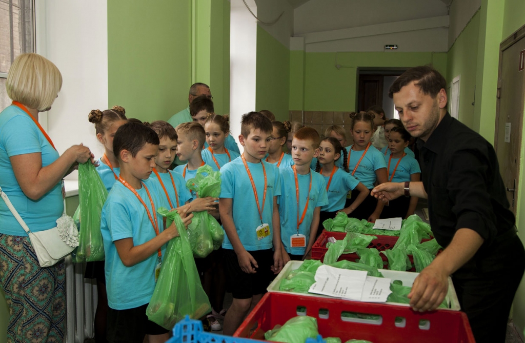 «Taurenīša» vadītāja un dalībnieki kāri skatās, kas garšīgs būs launaga maisiņos. Papildu launagu visiem dalībniekiem apmaksā Bauskas novada pašvaldība.
Autors: Ģirts Donerblics