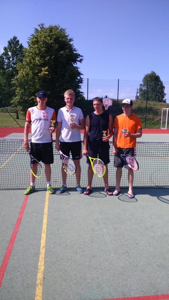 Codes kausa izcīņas godalgoto vietu un piemiņas plāksnes ieguvēji. No kreisās Jānis Sirmelis, Artūrs Dulbe, Gatis Pelēķis un Artūrs Breijers. 

Autors: No albuma.