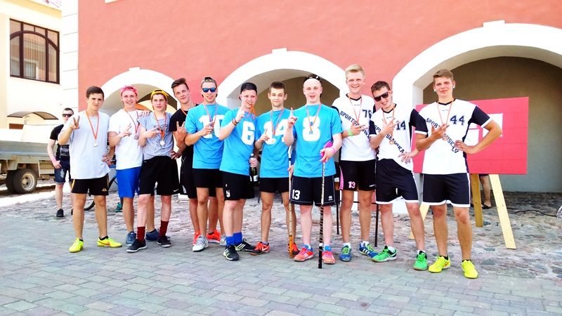 Ielu florbola pirmo trīs vietu ieguvēju kopbilde. No kreisās «Flinstoni» (Armands Lauva, Artūrs Leimanis, Nikita Maksurovs, Reinis Kirilko), «Code» (Gatis Pelēķis, Justs Baltmanis, Vitālijs Ivanovs, Dinārs Vaitaitis), «sportsbauska.lv» (Artūrs Dulbe, Aivis Barkovskis, Tedijs Turks).
Autors: Artūrs Dulbe