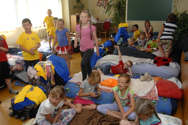 Pilsrundāles vidusskolas mazie dejotāji ērti iekārtojušies 88. vidusskolas vienā no mācību telpām.
Autors: Ivars Bogdanovs