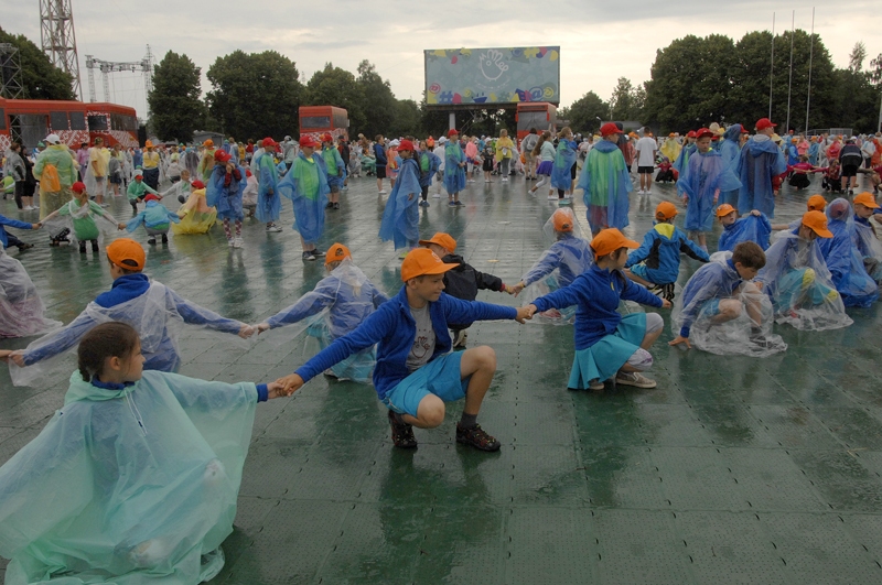 Stadiona laukuma vidū savu vietu cenšas atrast Misas vidusskolas mazie dejotāji.
Autors: Ivars Bogdanovs