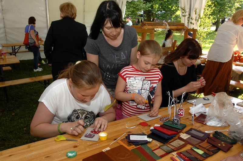 Burtiski burvīgā burziņa apmeklētāji var iesaistīties radošajās darbnīcās.
Autors: Ivars Bogdanovs