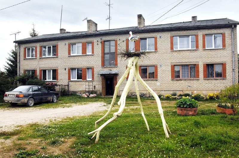 Mājas «Priežpuri» jumtu remontēs un kāpņu telpas logu nomainīs SIA «Šons».
Autors: Ivars Bogdanovs