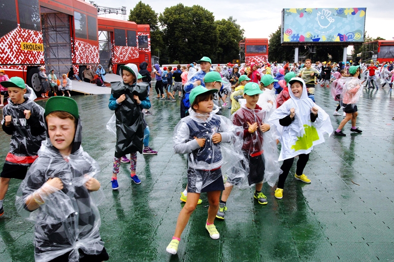 Iecavas vidusskolas mazos dejotājus nelielais lietus neattur no cītīgas mēģināšanas «Daugavas» stadionā. Kopā ar vēl 15 000 koncerta «Līdz varavīksnei tikt» dalībnieku viņi skatītājiem sola uzburt brīnumu. 
Autors: Ivars Bogdanovs