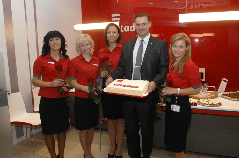 Bankas «Citadele» Bauskas filiāles kolektīvs jaunajās telpās lielveikalā «Rimi». 