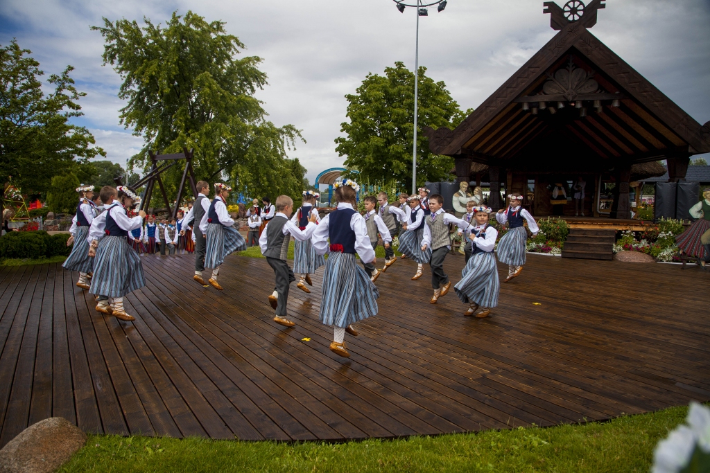 Skolēni dejo atpūtas kompleksā «Lido». 
Autors: Ģirts Donerblics