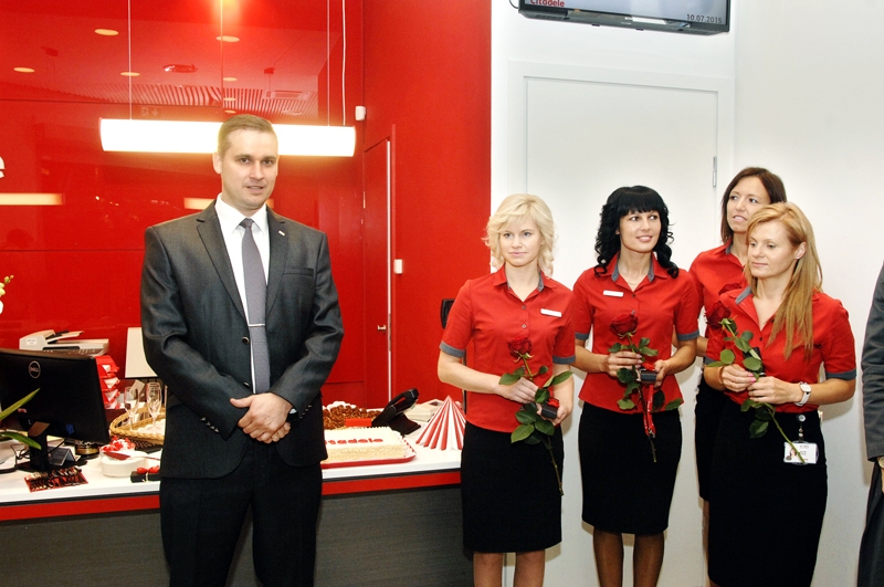 Bankas «Citadele» Bauskas filiāles vadītājs Ermīns Urtāns jaunajās telpās kopā ar darbiniecēm Agritu Ozolu, Gitu Ažubeli, Vēsmu Lazdiņu un Kristīni Adamaiti.
Autors: Ivars Bogdanovs