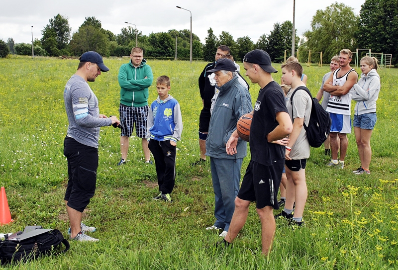 Aleksandrs Turovs (no kreisās), šaušanas disciplīnas tiesnesis, dalībniekus instruē pirms sacensībām. 
Autors: Māris Krūmiņš