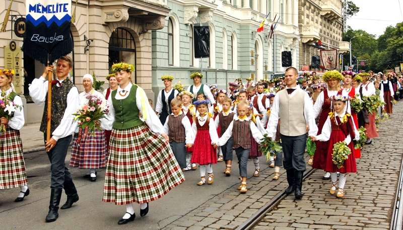 Bauskas novada pedagogi svētku gājienā spēja uzņemties atbildību par saviem audzēkņiem. Burvīgo noskaņu soļojumā pa Rīgas ielām izbauda Bauskas bērnu un jauniešu centra deju kopas «Mēmelīte» dalībnieki.
Autors: Ivars Bogdanovs