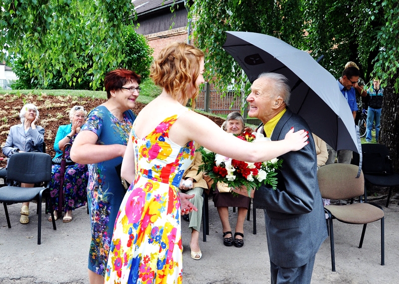 Jānis Vasarietis, 92 gadus vecais liliju meistars, allaž prot pajokot: «Acis bojājas, bet es spļauju virsū tam, ka nevaru lasīt pat ar lupu, ka nevaru skatīties televizoru, bet to, ka nevaru tās skaistās sievietes novērtēt, to es nevaru pārdzīvot.»
Autors: Žanna Zālīte