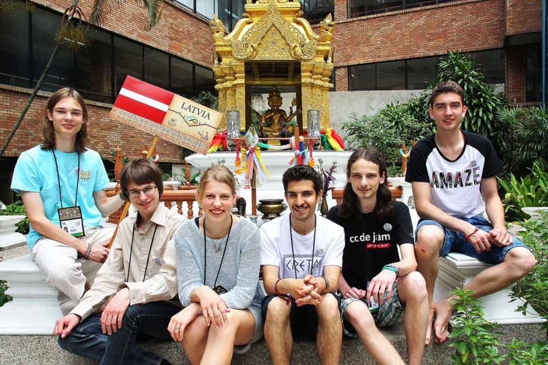 Latvijas matemātiķu komanda Taizemē pēc olimpiādes otrās dienas 11. jūlijā – (no kreisās) Aleksejs Popovs, Jēkabs Mežinskis, Annija Varkale, Deniss Dunaveckis, Aleksejs Zajakins un Artūrs Banga.
Autors: Jūnass Palms