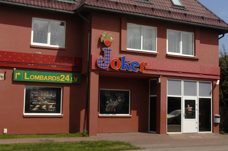 Bauskā, Salātu ielā, spēļu zāle darbojas jau ilgāku laiku. Tagad tās īpašnieki vēlas biznesu izvēst, ierīkojot šeit sporta totalizatoru un derību likmju pieņemšanas vietu.

Autors: Ivars Bogdanovs