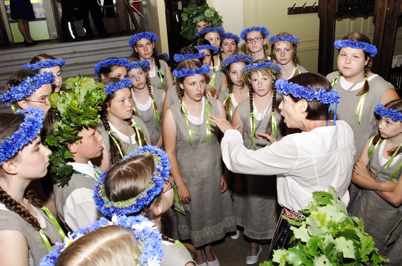 Koru skatē Latviešu biedrības namā – Bauskas sākumskolas un Bauskas Valsts ģimnāzijas koris un diriģente Mārīte Jonkus mirkli pirms došanās uz skatuves. 
Autors: Ivars Bogdanovs