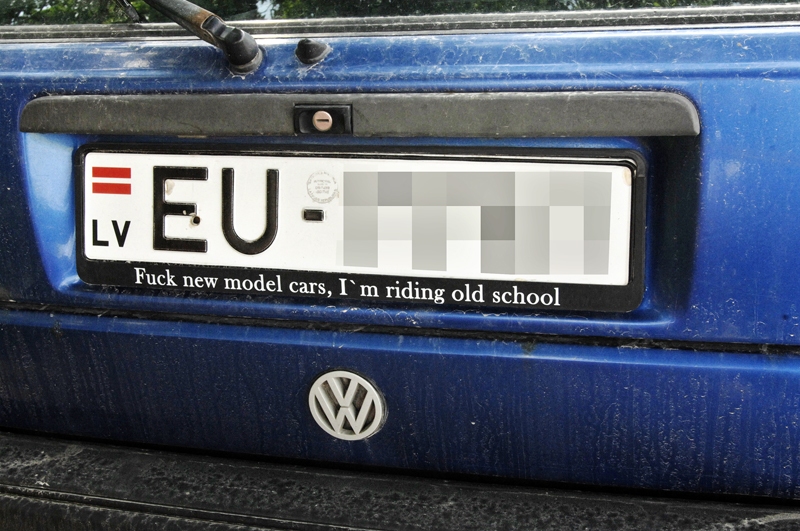 Latvijas valstī un Eiropas Savienībā dižojas ar amerikāņu vienkāršrunas leksiku: «Pie velna jaunā modeļa mašīnas, es braucu pa vecam.»
Autors: Ivars Bogdanovs