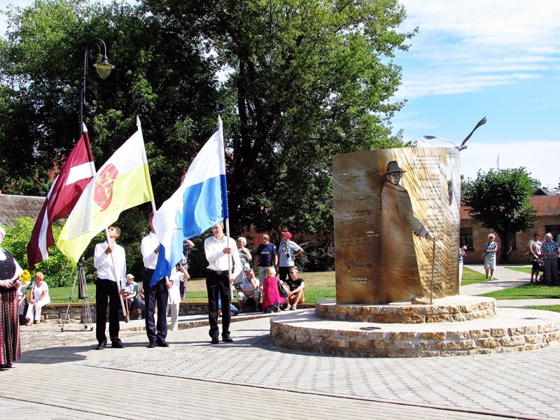 Novada svētkos pērn Bauskas Saules dārzā svinīgi un emocionāli tika atklāts piemineklis dzejniekam Vilim Plūdonim. 
Autors: no «Bauskas Dzīves» arhīva