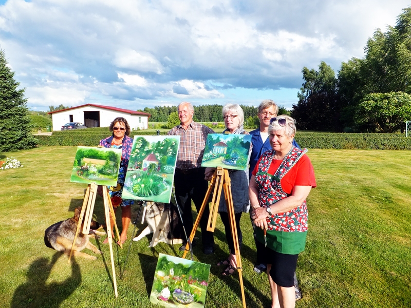 Lidijas Kudapas (no kreisās) sētā roku ziedu gleznošanā līdz ar saimnieci iemēģināja Vilis Zeps, Dace Okolovska, studistu padomdevēja māksliniece Laima Zaķe. 
Autors: no «Pūralādes» albuma