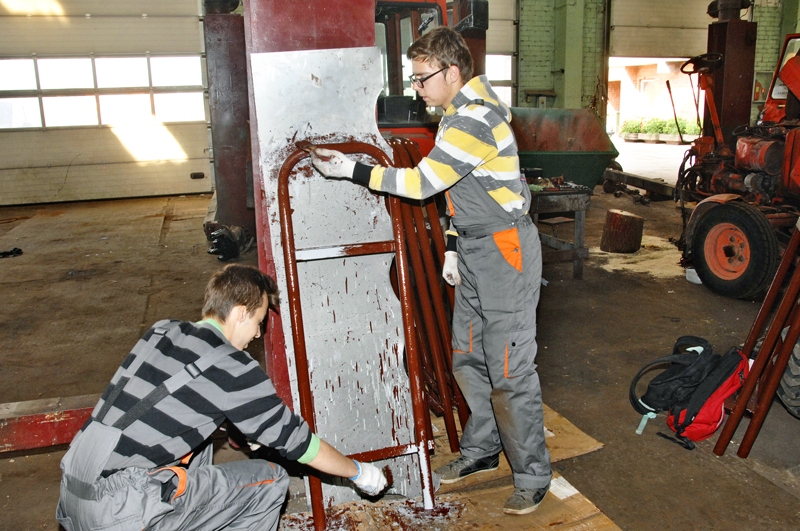 Ģimnāzisti Niklāvs Kalniņš (no kreisās) un Daniels Andrejs Grigorjevs Bauskā pamanījuši jau vismaz divus soliņus, kurus palīdzējuši izgatavot. 
Autors: Ivars Bogdanovs