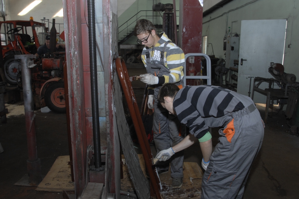 Ģimnāzisti Niklāvs Kalniņš (no labās) un Daniels Andrejs Grigorjevs Bauskā pamanījuši jau vismaz divus soliņus, kurus palīdzējuši izgatavot. 
Autors: Ivars Bogdanovs