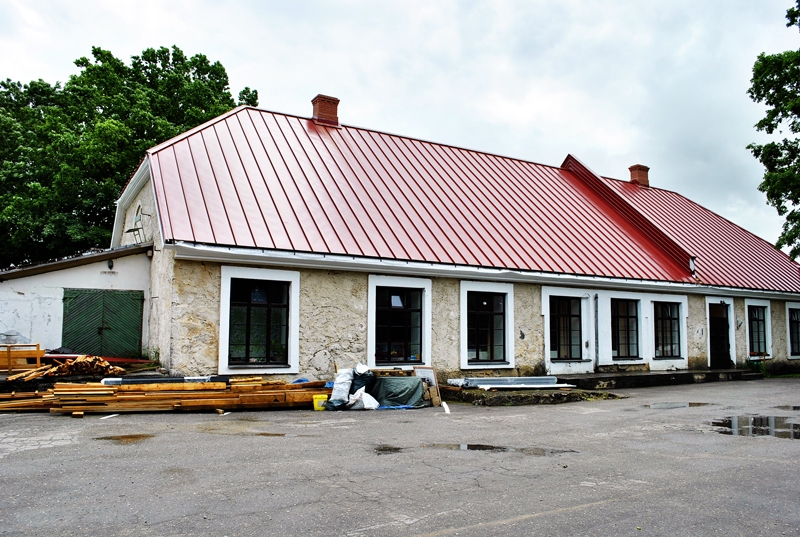 Ēdnīcas korpusa ēkai jau ir uzlikts jauns jumts. 
Autors: Māris Krūmiņš