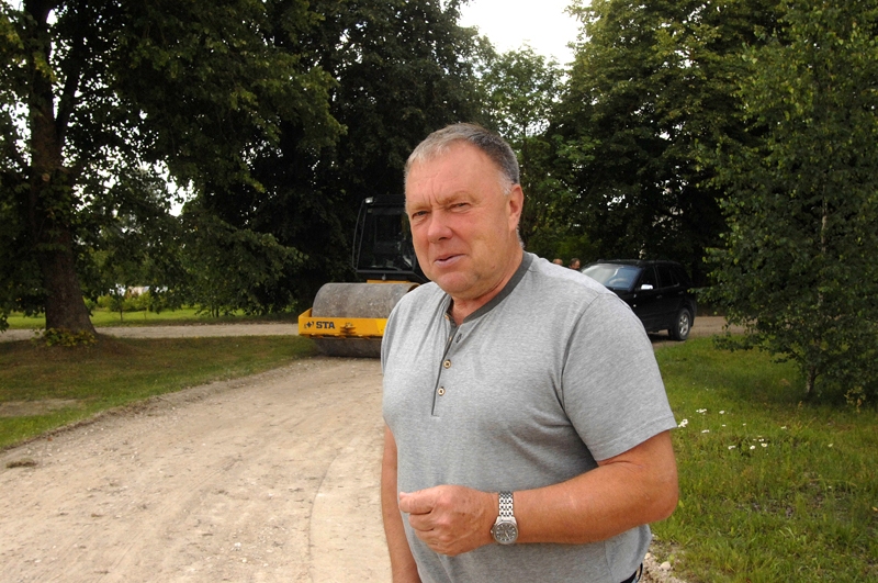 LAU Bauskas nodaļas darbu vadītājs Uldis Lauciņš skaidro, ka šeit brauktuvē iestrādātais kalcija hlorīds nav tas pats sāls maisījums, kuru izmanto ziemā ceļu kaisīšanai. Tādēļ par auto rūsēšanu un riepu bojāšanos nav jāuztraucas.


Autors: Ivars Bogdanovs