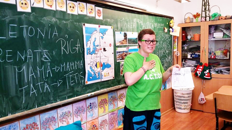 Renāte Gobiņa Eiropas brīvprātīgajā darbā Rumānijas bērniem skolā stāsta par Latviju. 
Autors: no personīgā albuma