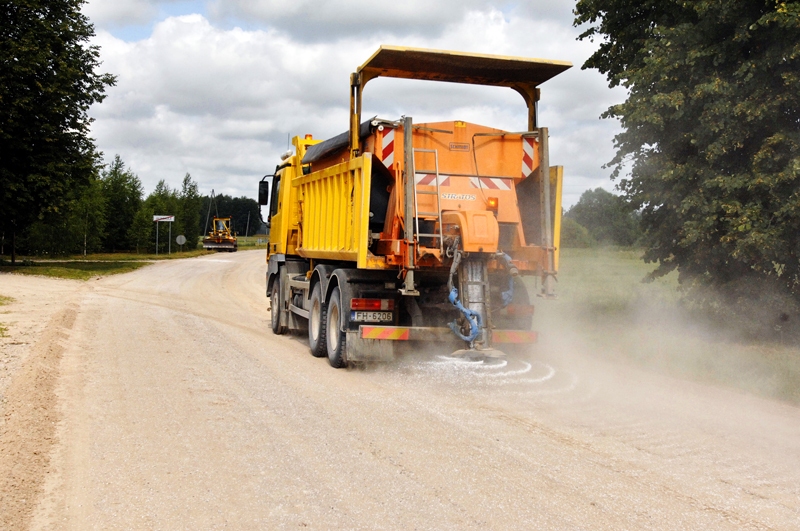Jaunsaulē 500 metru garā posmā ciema centrā šovasar varēs dzīvot bez putekļiem, jo ceļa virsmā tiek iestrādāts kalcija hlorīds. 
Autors: Ivars Bogdanovs