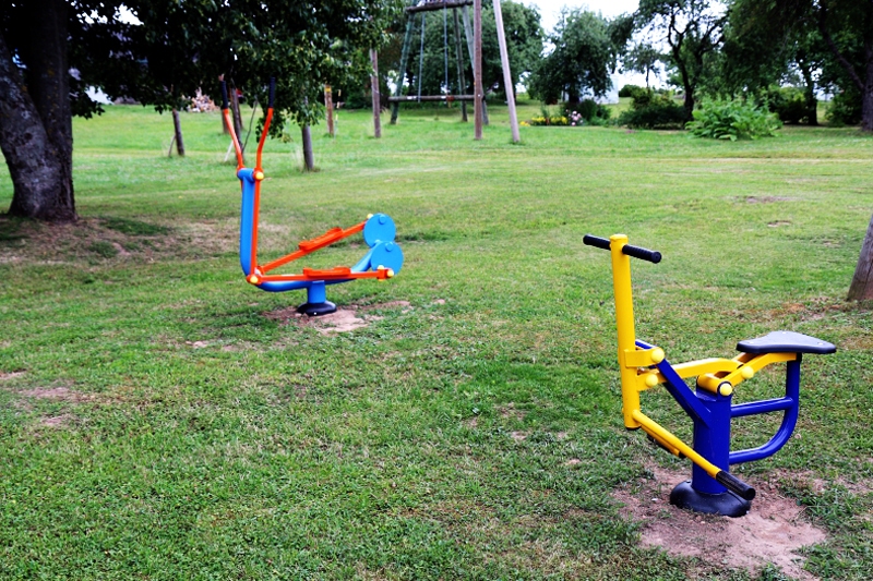 Jaunos āra trenažierus labprāt izmanto pastaigu cienītāji, skrējēji un nūjotājas.
Autors: no iecava.lv.